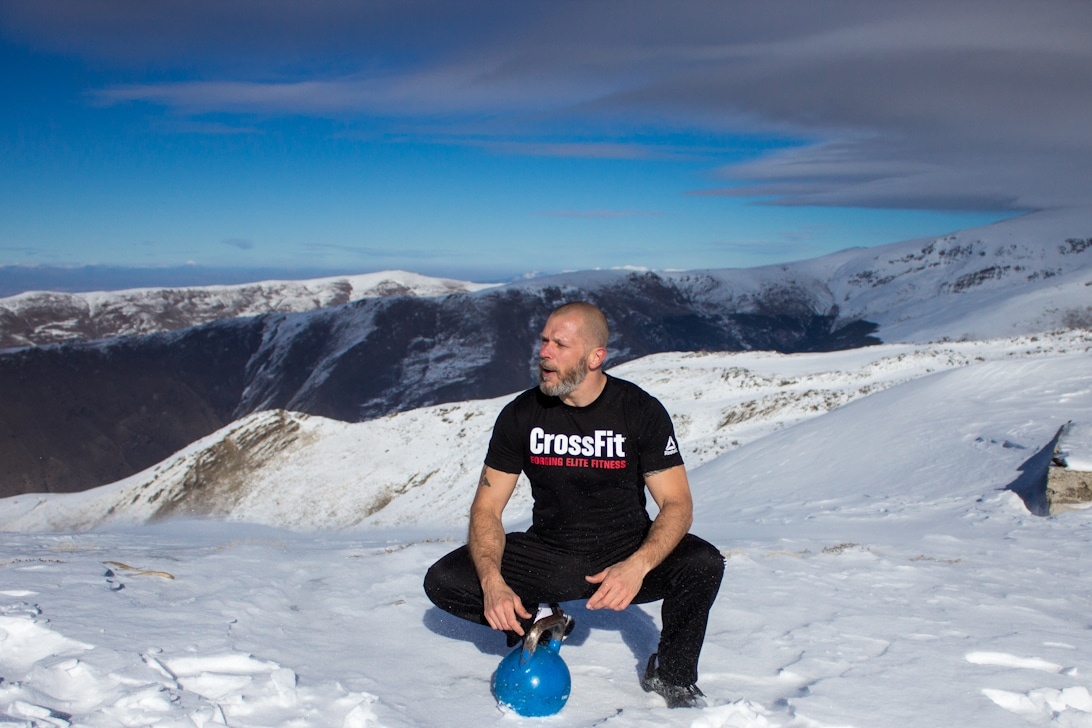 En ryttare förbereder sig för träning med en kettlebell i stallet.