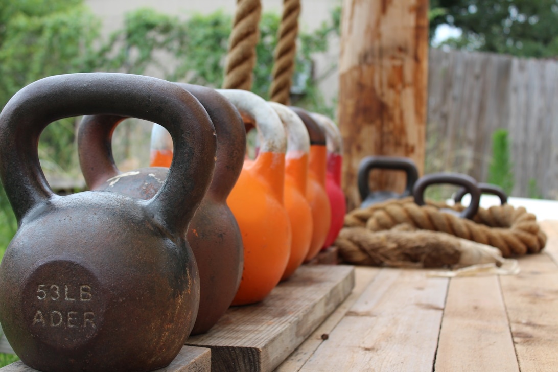 En kvinna utför en kettlebell swing, en grundläggande övning för att bygga styrka i ryttarens säte och bål.