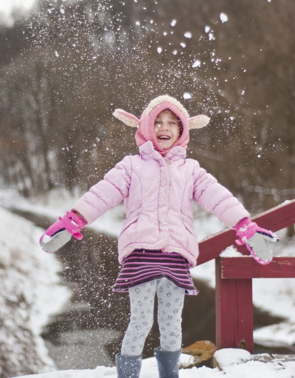 En ryttare i en jacka med tydliga reflexer rider i skymningen för ökad synlighet.